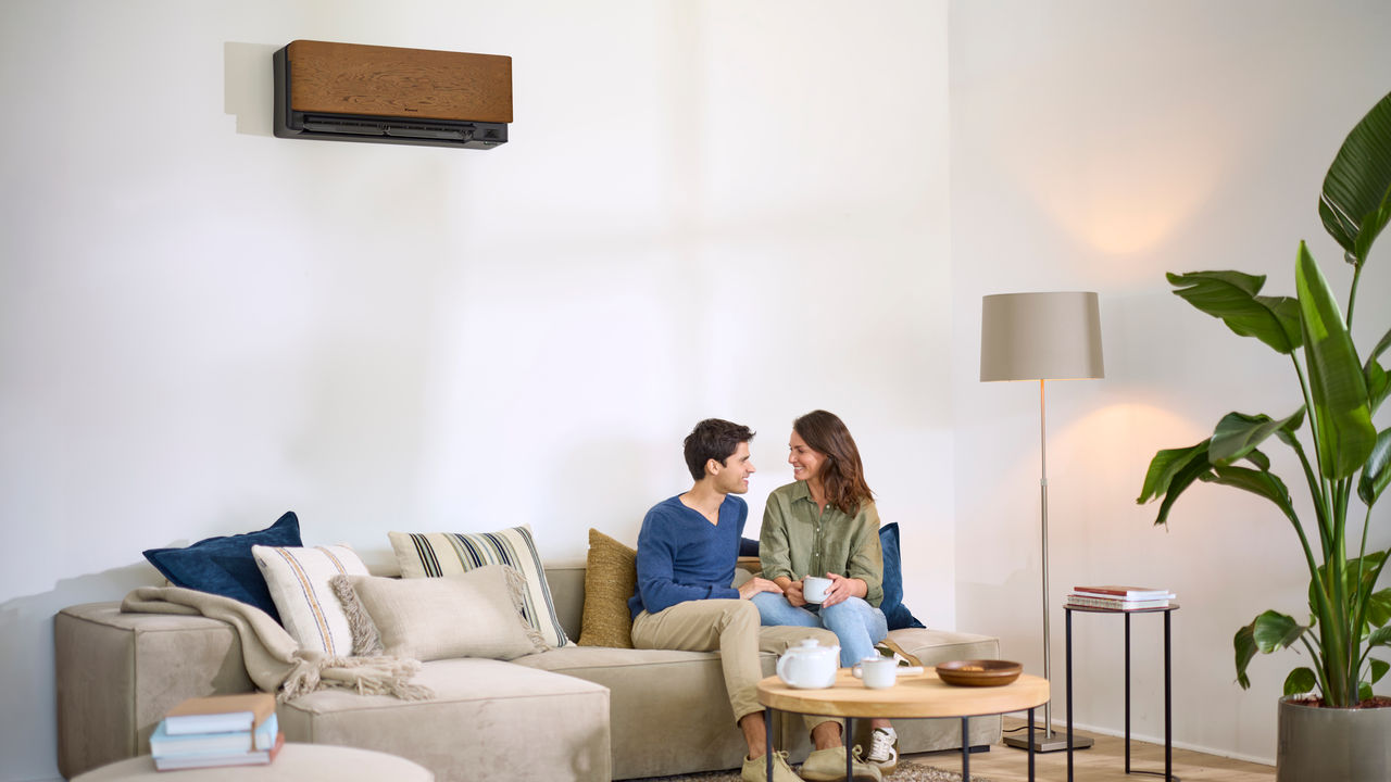 Climatiseur Daikin Stylish finition bois installé dans un salon